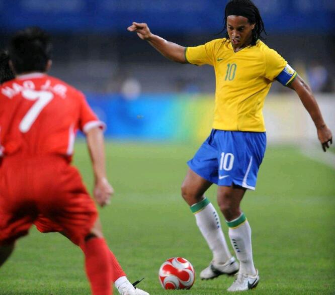 乌拉圭足球队徽为什么有四颗星,乌拉圭足球队世界杯夺冠