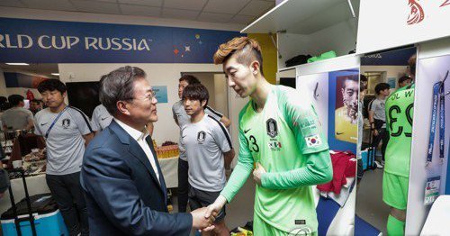 文在寅安慰孙兴慜是怎么回事孙兴慜痛哭的原因是什么