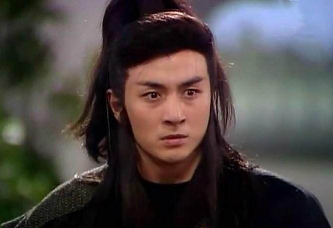 他曾饰演花无缺，过气后为生活拍三级片，如今满脸皱纹白发苍苍