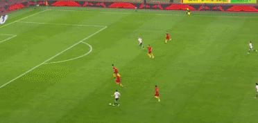 足球赛场上意外瞬间,世界杯足球比赛造越位精彩瞬间