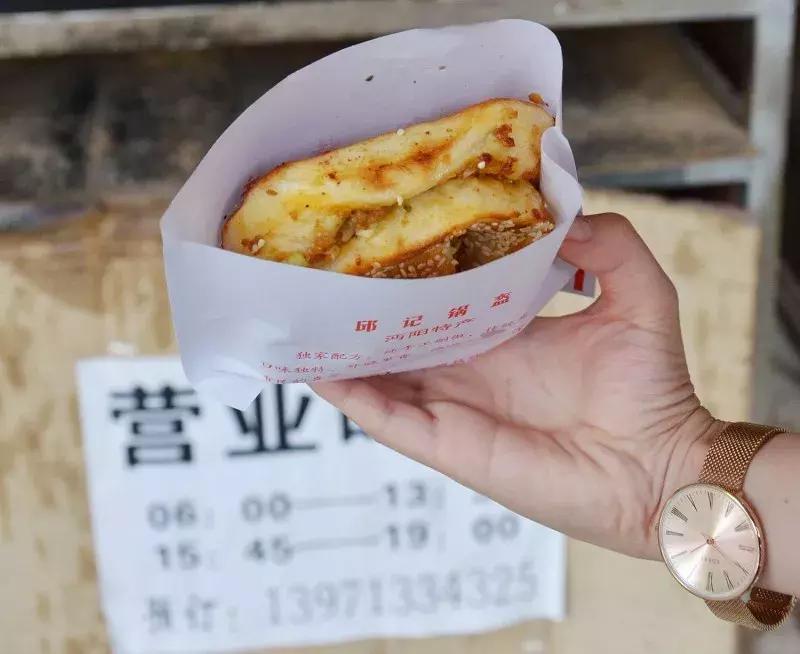 武汉美食必吃推荐粮道街饼夹烧卖,武汉一元路怪味烧饼几点开门