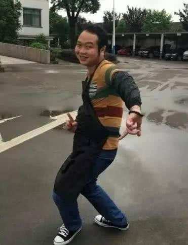 你还记得《功夫》里露屁股那个人吗？他现在长成这样！