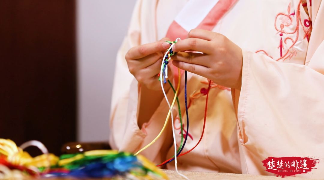 最简单的家常五彩绳,怎么用一根绳子做五彩绳