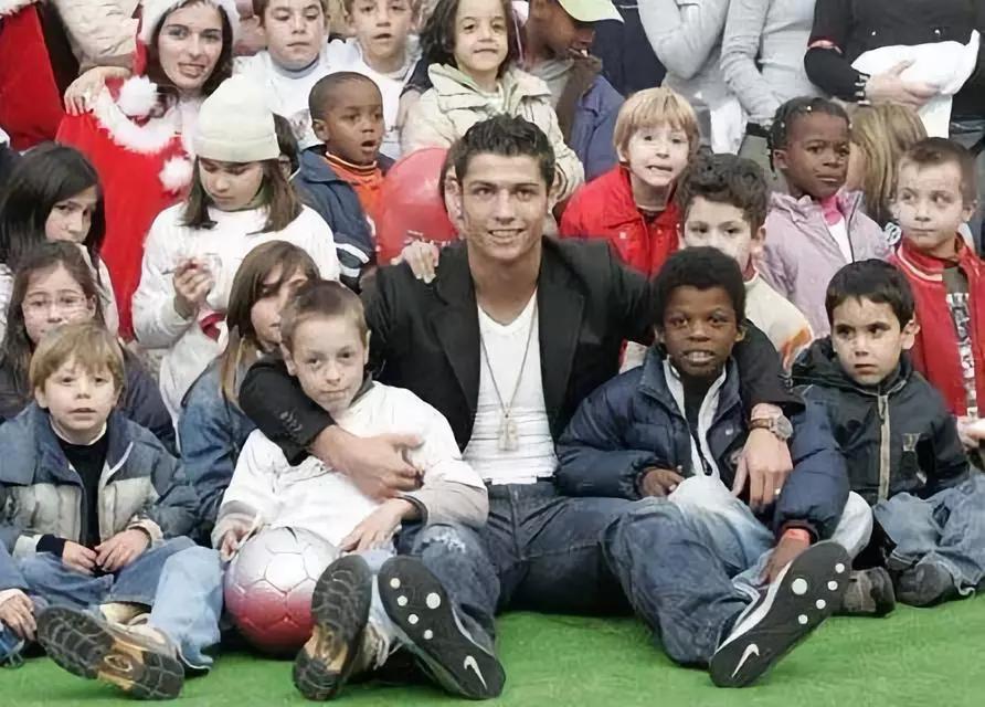 c罗为什么37岁还可以踢球,c罗为献血从不纹身