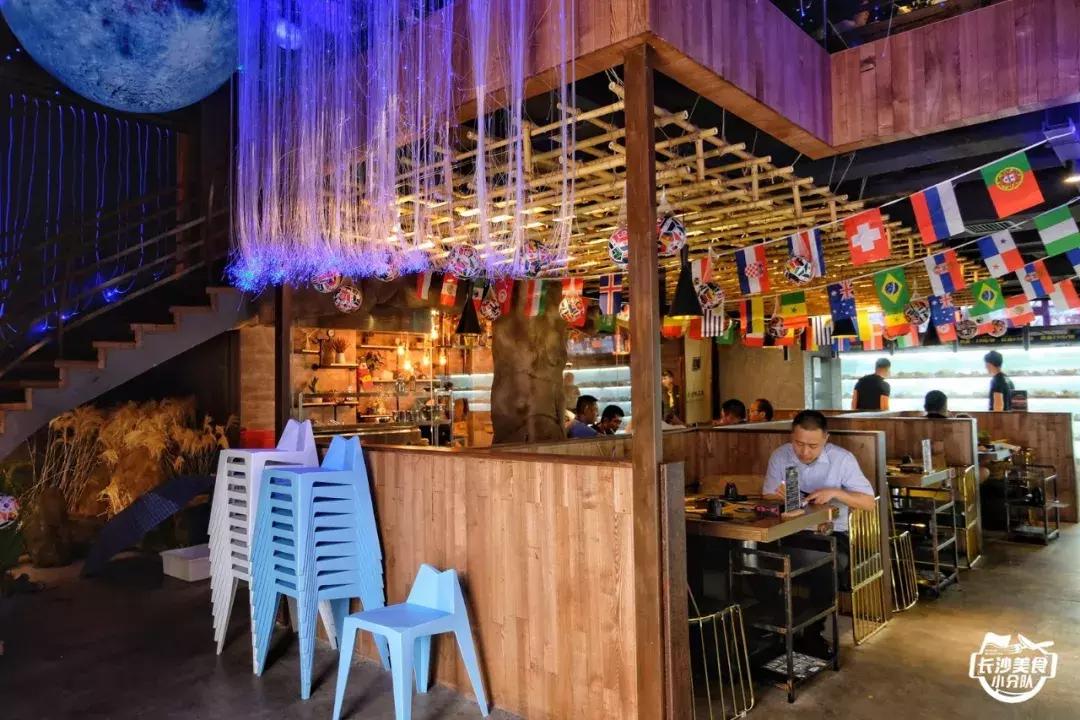 情怀总被烂梗消费,网红串串店长沙