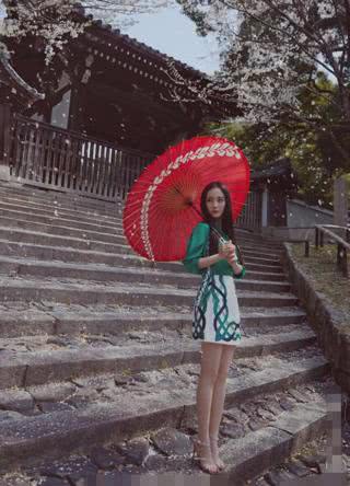 杨幂樱花树下秀性感身材，舔棒棒糖的姿势亮了