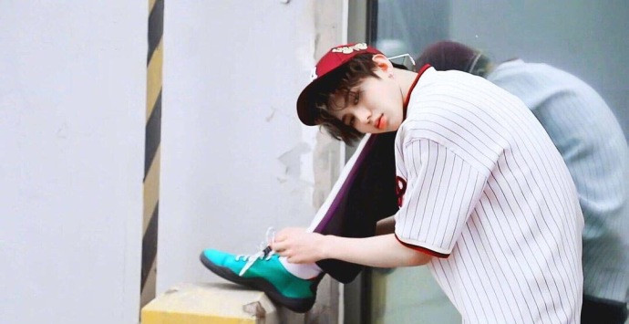 蔡徐坤登杂志封面棒球衣撞衫王俊凯两位运动男孩谁更帅一点？