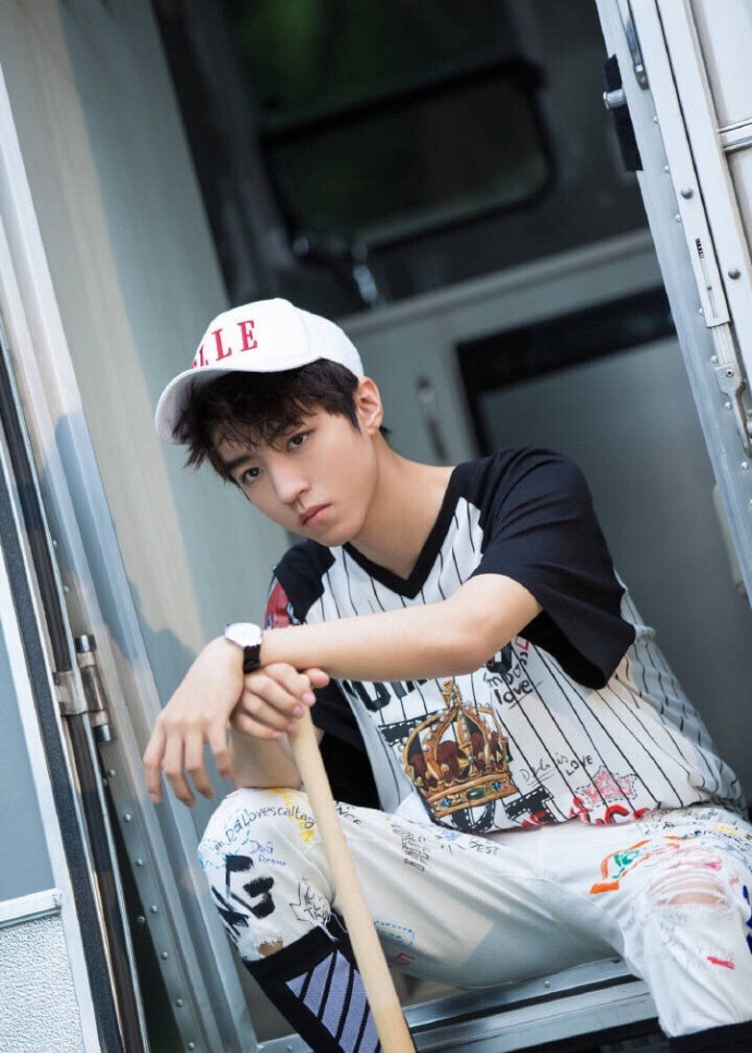 蔡徐坤登杂志封面棒球衣撞衫王俊凯两位运动男孩谁更帅一点？