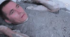 用辣椒酱泡澡24小时,国外小哥用13桶辣椒酱泡澡