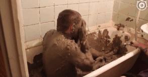 用辣椒酱泡澡24小时,国外小哥用13桶辣椒酱泡澡