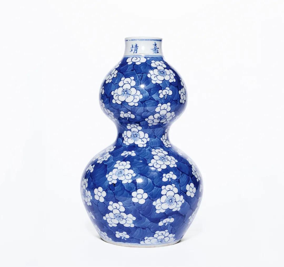 中国人喜欢的瓷器,康熙款青花加彩冰梅纹罐