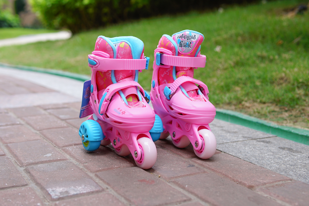 带辅助轮的溜冰鞋,儿童乐秀轮滑鞋新款