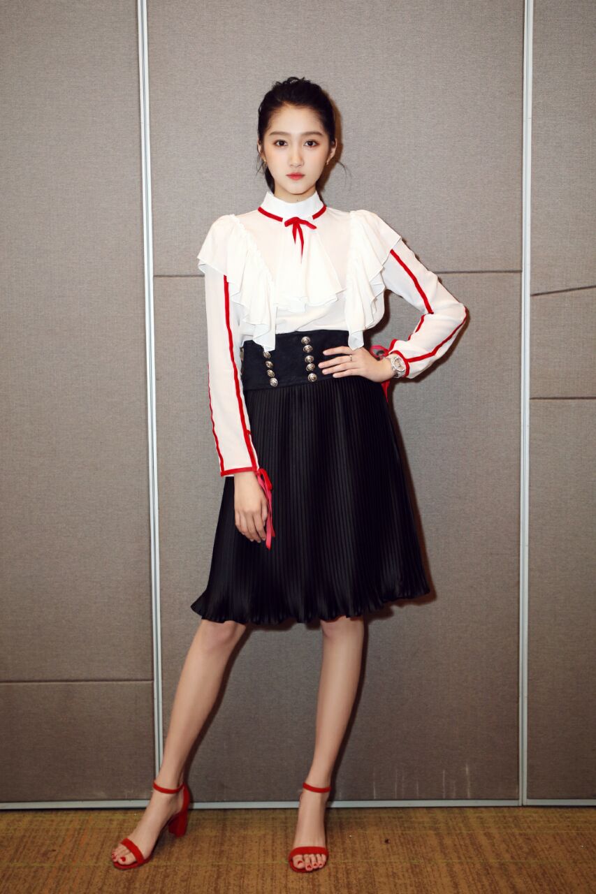 关晓彤足球,关晓彤腿长108厘米