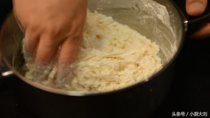 正宗的陕西油泼面教程,油泼面自己做不出面馆的味道