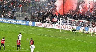 足球场上的搞笑瞬间图片,2022足球搞笑动图