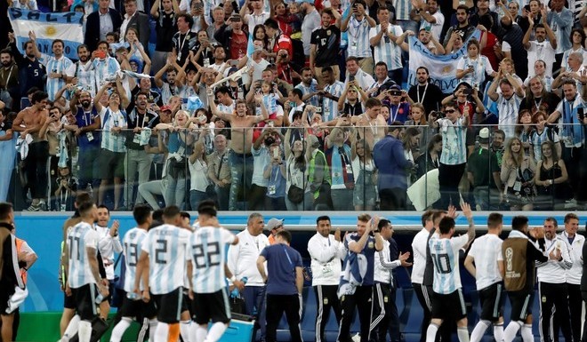 阿根廷梅西赛后欢庆胜利,阿根廷3-0克罗地亚梅西庆祝动作