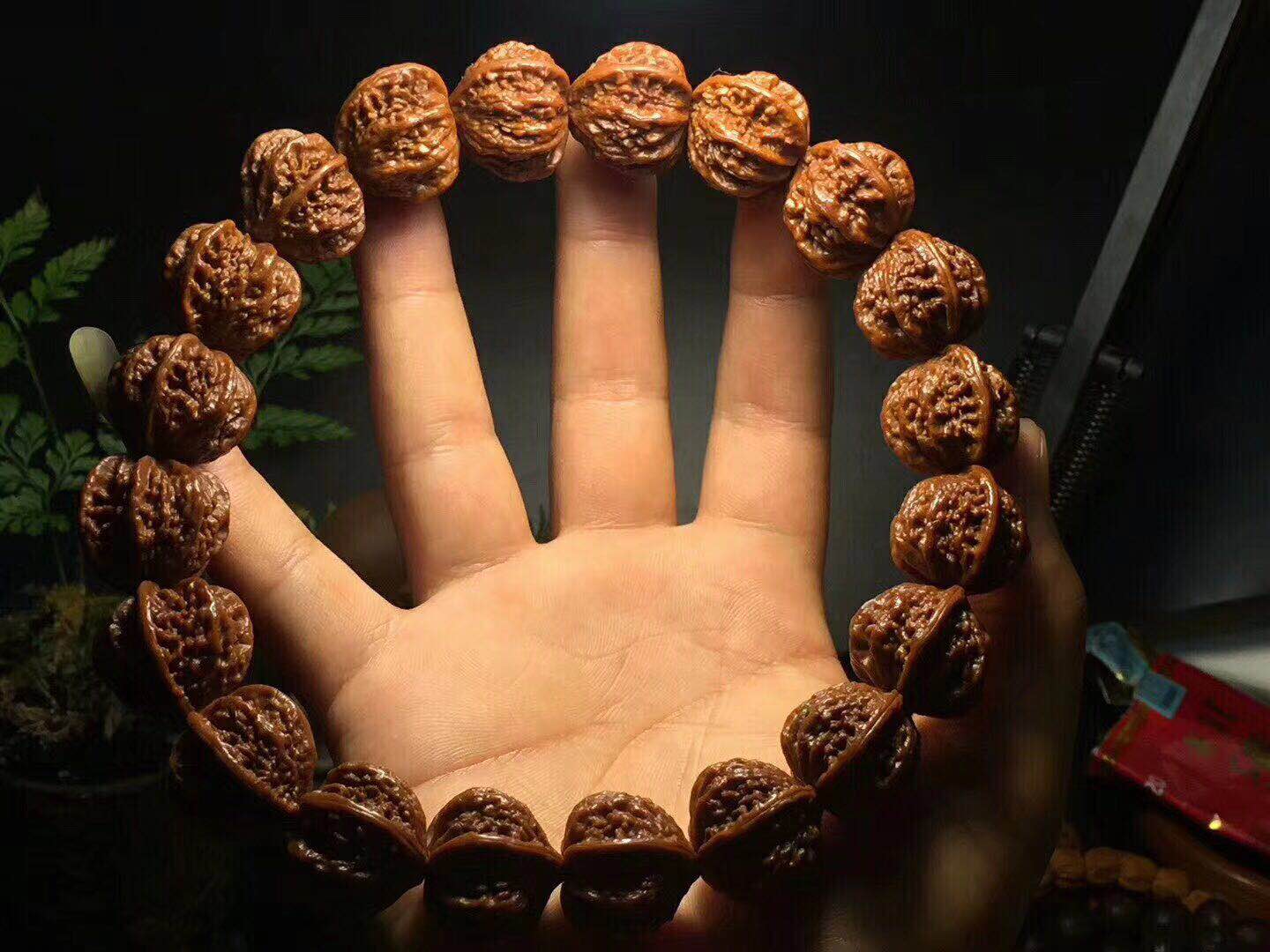 文玩市场淘鬼脸小核桃手串,十棱文玩小核桃手串哪产的