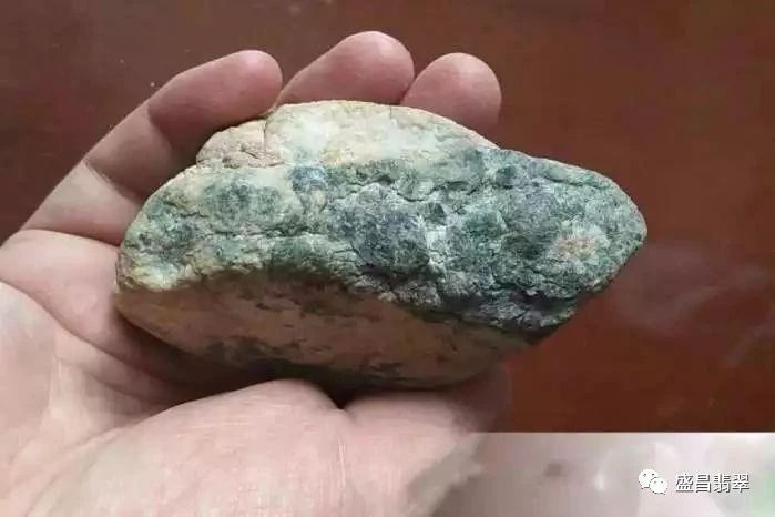 栩栩如生的翡翠原石居然被当做花盆底座