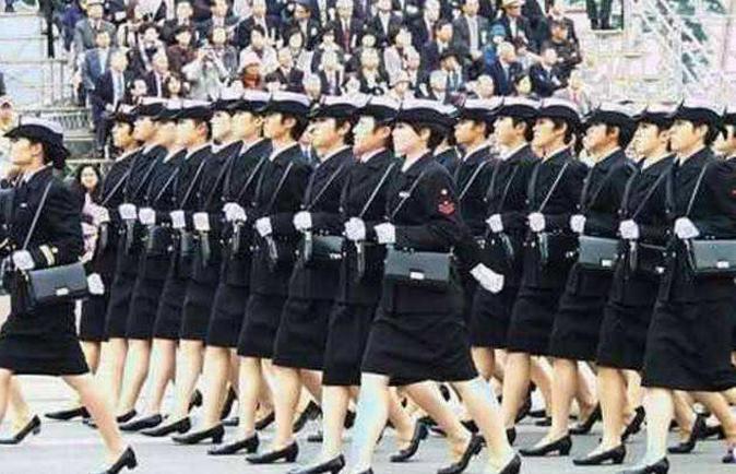为什么日本女兵都会背一个包包,日本女兵背着包