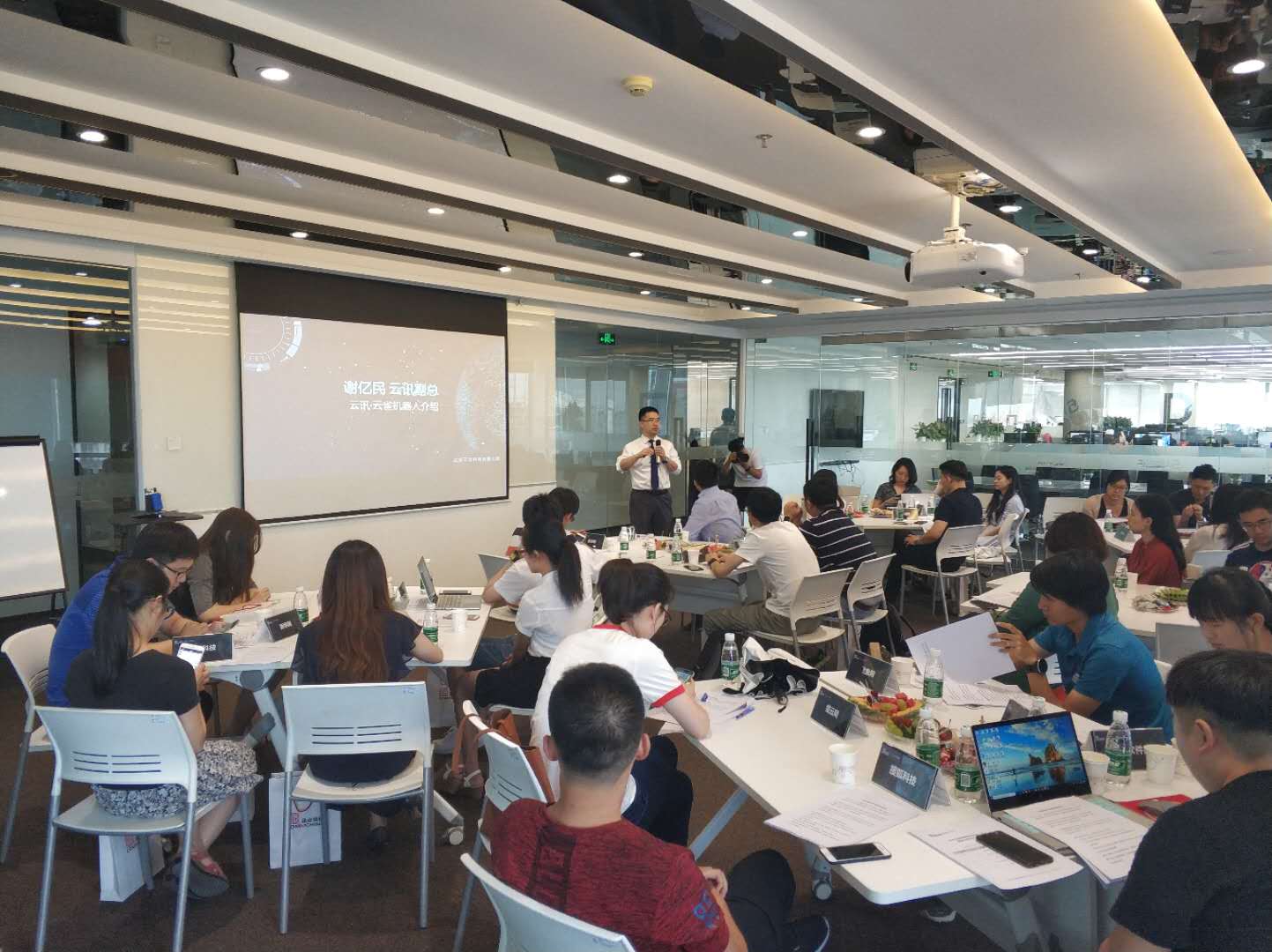 云讯云雀语音机器人,云讯云雀机器人