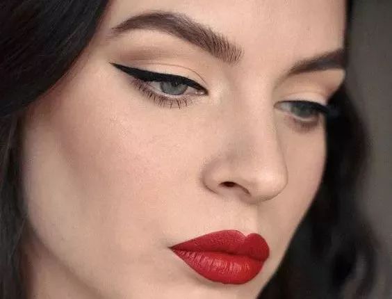 唇釉口红两支,唇釉和口红收纳一大堆