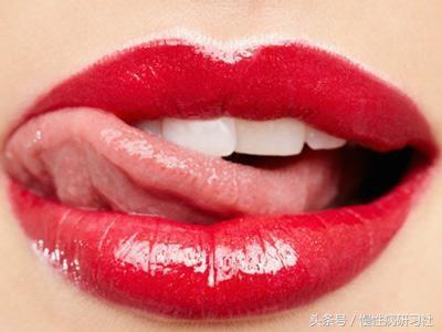 吃饭咬到筷子的预兆,老人吃饭经常咬到舌头是什么原因