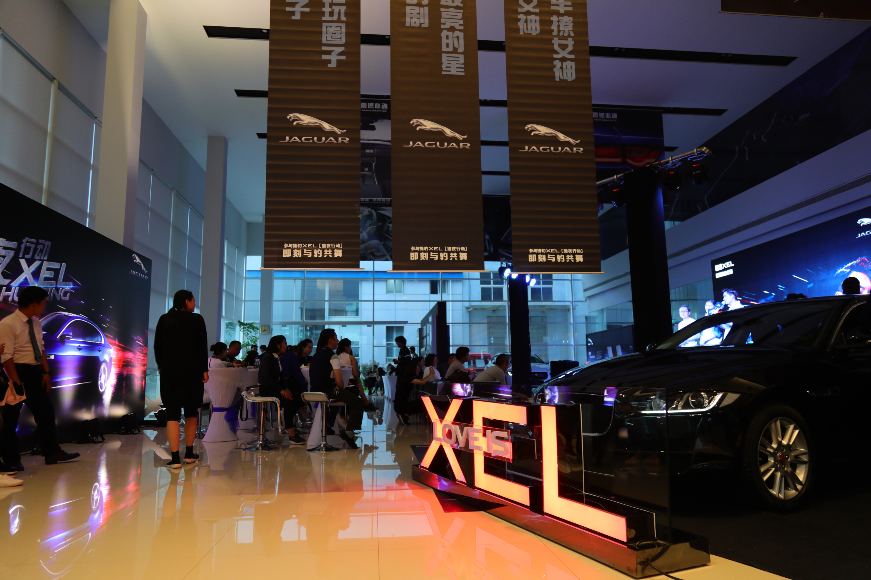 点燃世界杯足球狂欢夜捷豹XEL猎夜行动昆明路捷开启