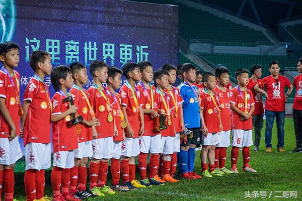 足球要从娃娃抓起,足球从孩子们抓起