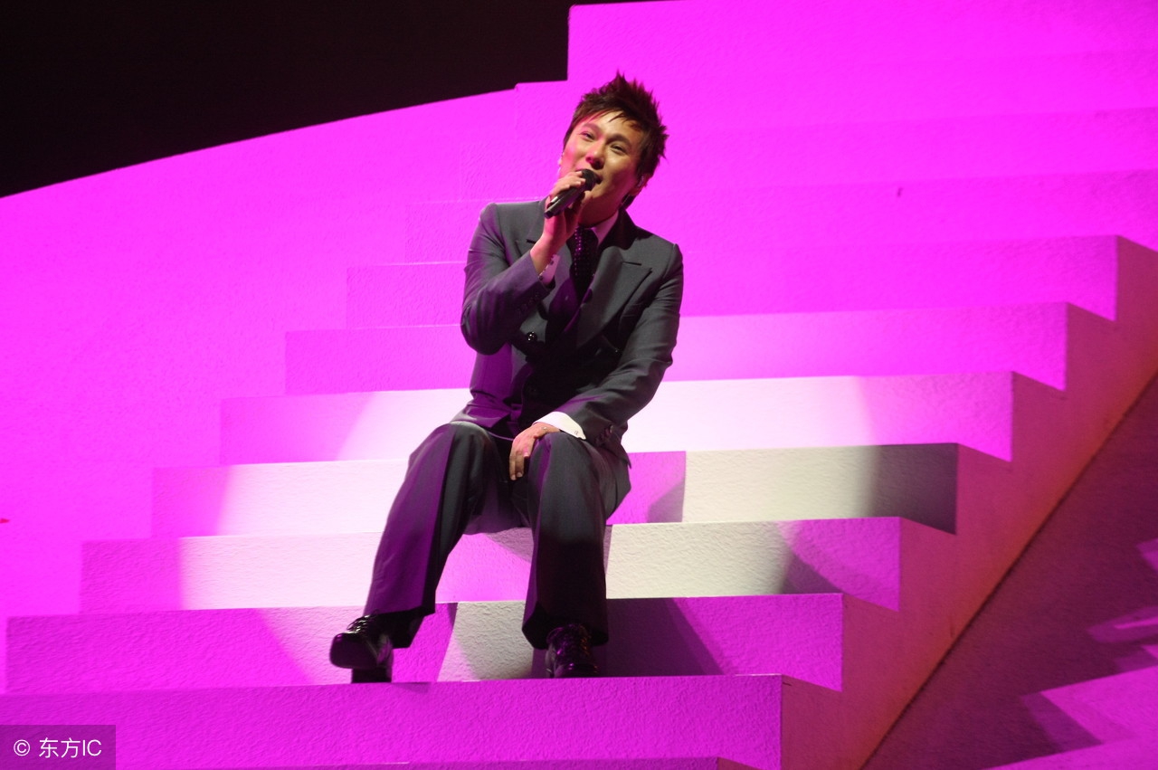 明星唱歌张信哲,不会画画的艺术家