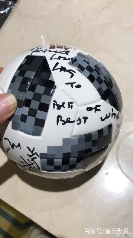 郎朗现身世界杯求偶遇，郎朗瘦了米卢老了，郎朗的坐姿引争议！