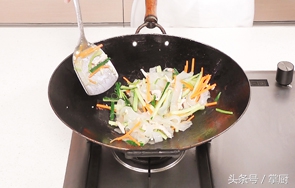 凉菜芥末黄瓜凉皮,黄瓜拌凉皮放什么调料