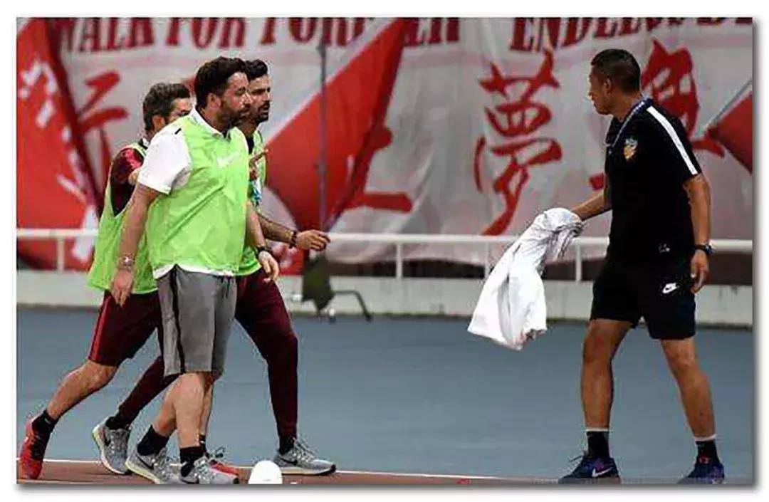 足球场上吐痰不恶心吗,足球场上全是痰