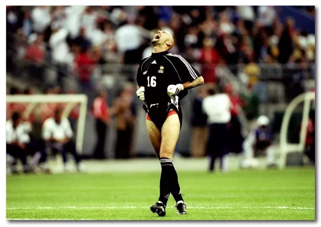 足球场上球员吐痰是什么行为,足球运动员为啥总吐痰