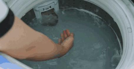 洗衣机里放多了清洁液全是泡泡,洗衣机里放点盐