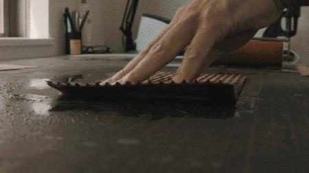 他用废纸箱做钱包，居然卖到600元，MUJI都叫好！