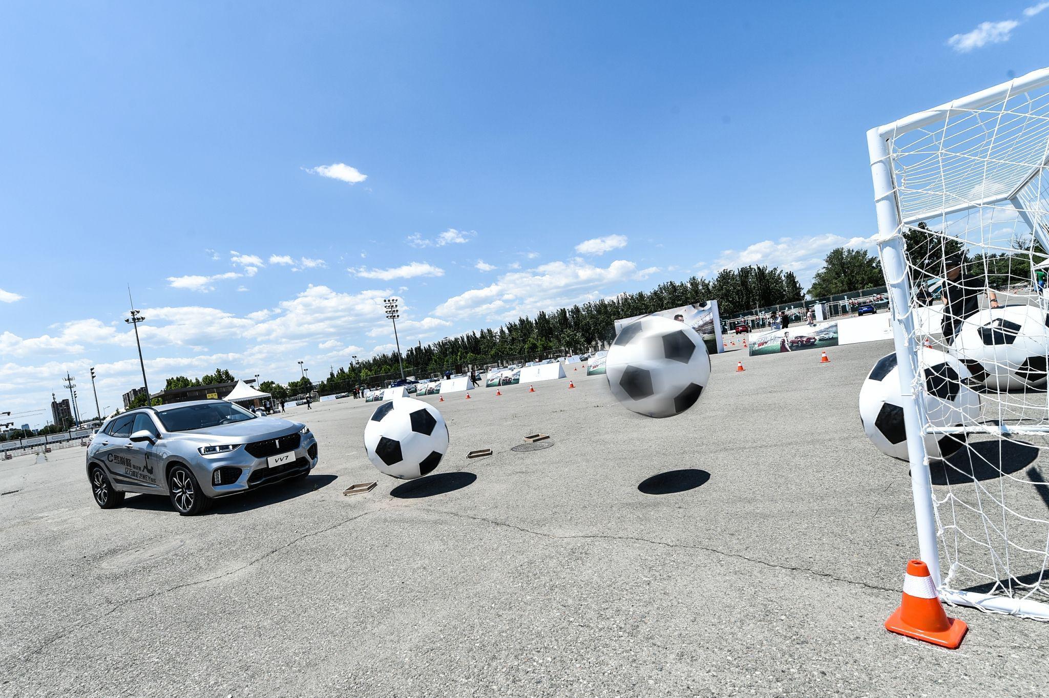 开车去踢足球,踢足球比赛c罗