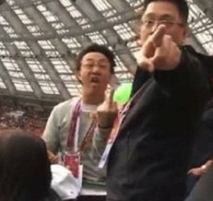 陈奕迅世界杯竖中指gif,陈奕迅反应世界杯