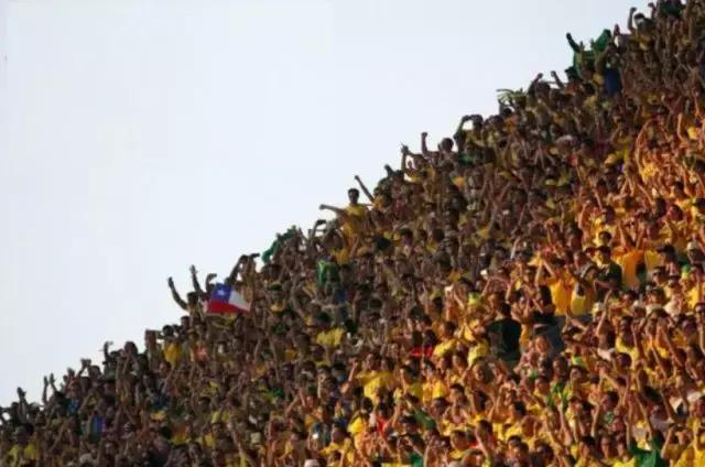 世界杯里无病号！82岁英国老爷爷靠足球抗癌，业余踢球已经近70年