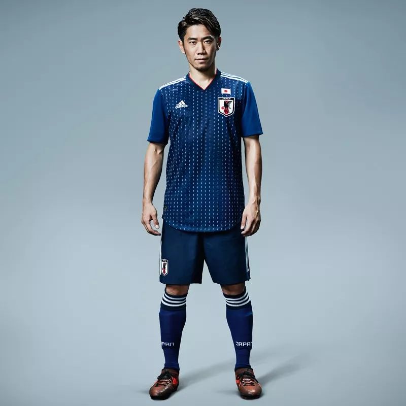 世界杯场上专业的足球鞋长什么样,世界杯的足球鞋是钉鞋么