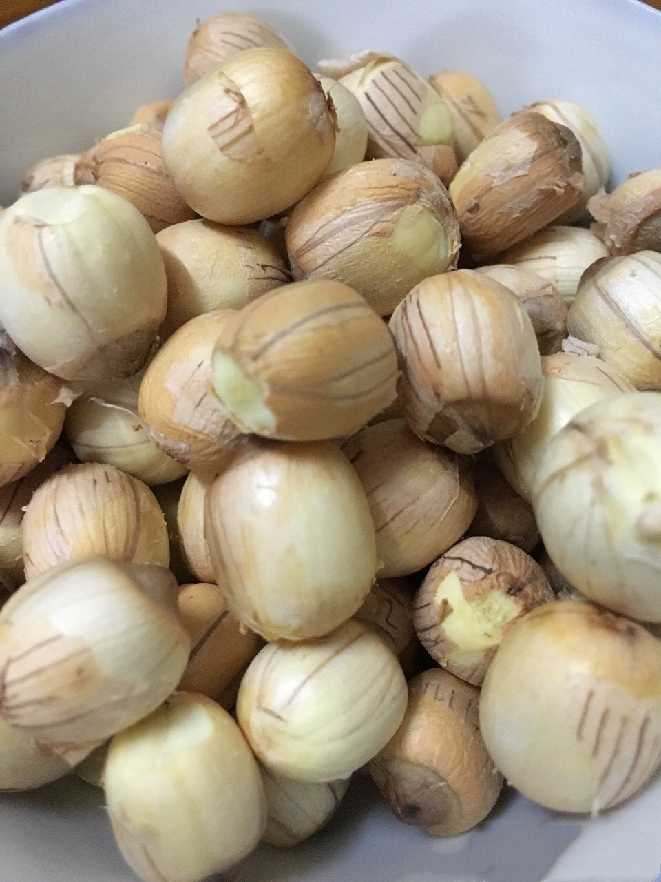 夏日赏月赏夜，不如赏花荷，这里“十里荷花一个村”