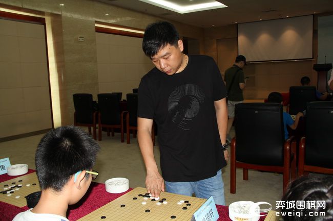 柯洁与韩升周比赛讲解,国手柯洁最新比赛