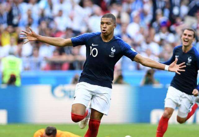 19岁姆巴佩世界杯决赛夺冠,姆巴佩说梅西是历史最佳