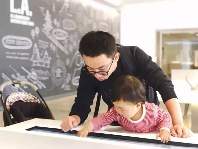 出门走到哪里都想带着孩子,没条件也要带孩子出去玩吗