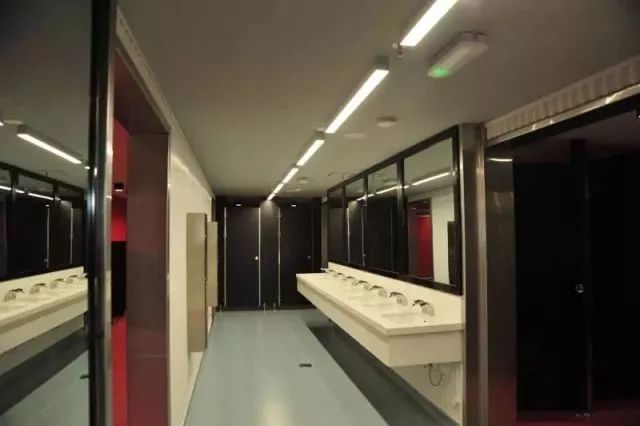 致敬梅西和c罗的十个美丽时刻,梅西跪草坪