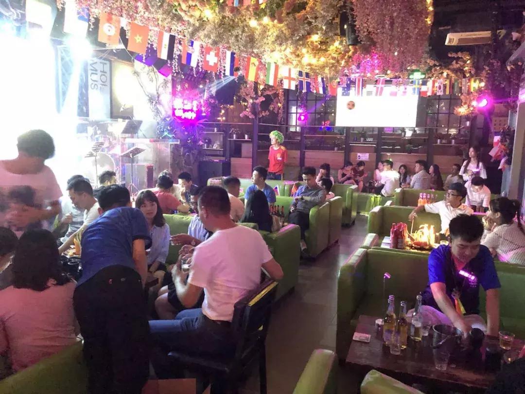 内马尔巴黎看球,内马尔17-18赛季球衣签名