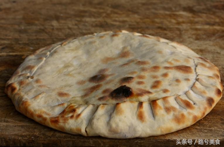 把大饼铺在沙漠上烤，上面直接盖上炭灰，一咬嘎嘣脆，你吃过吗？