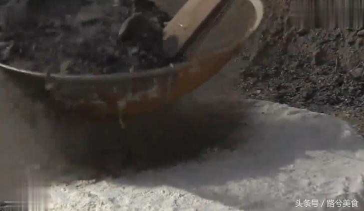 把大饼贴在火炉里面烤熟,把饼放在烤炉里面烤