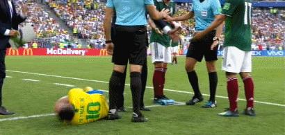 只会内马尔滚？赛后内马尔兴奋脱衣握双臂送飞吻，就差彩虹过人了