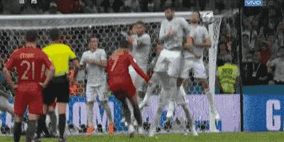 c罗的电梯球教学,c罗的落叶球绝技