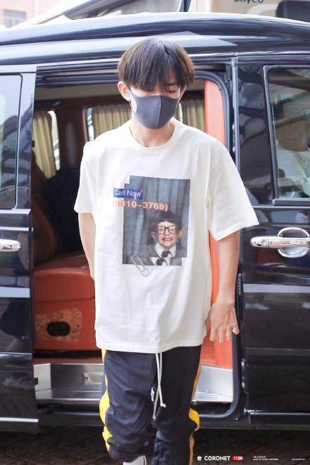 易烊千玺走在夜里大街上,易烊千玺杭州打卡同款